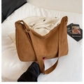 Braune Hobo-Tasche aus Wildlederoptik mit verstellbarer Silberschnalle - Braun