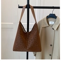Vista de detalle del bolso tote grande con estampado de leopardo y textura suave - Marrón