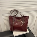 Bolso tote minimalista en cuero charol burdeos con asas largas y detalle de etiqueta - Rojo