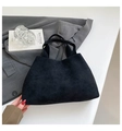 Gros plan du sac seau trapèze en daim noir avec doubles poignées sur fond minimaliste - Noir