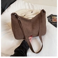 Braune matte Hobo-Schultertasche aus Leder mit verstellbarem Gurt und Halbmondform - Braun