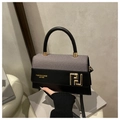 Bolso de mano cuadrado en gris y negro con hebilla dorada y correa ajustable - Negro