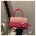 Bolso rosa con solapa de textura trenzada y hebilla geométrica dorada elegante - Rosa