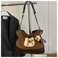 Detail van corduroy draagtas met kattenborduurwerk en een zachte pluche hanger-accessoire - Koffie (Met Hanger)