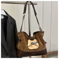 Detail van bruine corduroy draagtas met kattenpatch en metalen kettingriem - Koffie (Zonder Hanger)