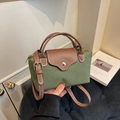 Mini bolso de nailon verde con solapa de cuero marrón y correa ajustable al hombro - Verde