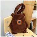 Borsa a spalla in peluche marrone a forma di orso su una sedia gialla in un interno - Marrone