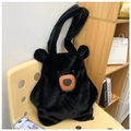 Dettaglio di una borsa a tracolla in peluche orso nero con morbida pelliccia finta - Nero