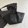 Bolso tote negro grande plisado de cuero con textura y correas con nudo moderno - Negro