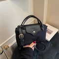 Stijlvolle zwarte nylon crossbody tas met leren afwerking en goudkleurige details - Zwart
