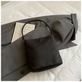 Detalle del bolso de nailon negro con bordado Hope and future sobre una americana gris - Negro