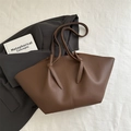 Bolso tote grande café oscuro con textura de lichi y correa para el hombro - Marrón