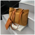 Sac cabas marron en daim synthétique avec longues anses et petite pochette assortie - Marron