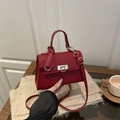 Elegante rode litchi lederen Kelly tas met gouden gesp en verstelbare schouderriem - Effen Kleur Gekorrelde Stijl (8648) / Rood
