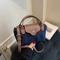 Donkerblauwe nylon crossbodytas met bruine lederen bies en gouden gespsluiting - Blauw