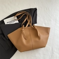Bolso tote plisado de cuero marrón con textura de lichi y detalle de nudo en fondo de punto - Marrón