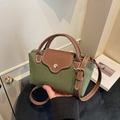 Mini legergroene nylon crossbodytas met bruine lederen klep en handvat voor dames - Groen