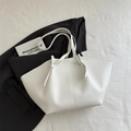 Bolso tote blanco minimalista de cuero plisado con correas anudadas y textura de litchi - Blanco
