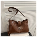Détail du sac à bandoulière vintage marron foncé avec boucle métallique argentée - Style Without Charm / Marron