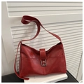 Vue détaillée du sac bandoulière en cuir rouge foncé avec boucle en métal et rabat - Style Without Charm / Rouge