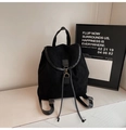 Sac à dos minimaliste en daim noir avec cordon de serrage et boucle en métal chic - Noir