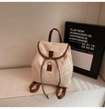 Détail du sac à dos en toile avec finitions en similicuir et fermeture à cordon coulissant - Blanc Cassé