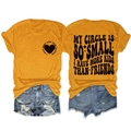 Platliggende zomeroutfit met gembergeel T-shirt en korte spijkerbroek met gaten - S / Mosterdgeel (Zwarte Afdruk)