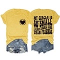 Détails à plat d'un T-shirt jaune moutarde avec typographie vintage et short en jean bleu - Jaune (Impression noire)