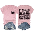 Vue avant et arrière d'un t-shirt rose avec col rond et graphisme de texte vintage - Rose (Impression noire)