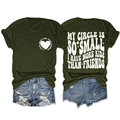 Vue détaillée du dos d'un t-shirt vert foncé avec typographie et short en jean - Vert Militaire (Impression Blanche)