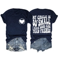 Vue avant et arrière du t-shirt bleu marine avec citations et short en jean usé - Bleu Marine (Imprimé Blanc)