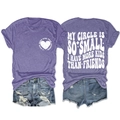 Détail du t-shirt violet à col rond avec citation humoristique et mini shorts en jean - Violet (Imprimé Blanc)