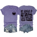 Détail du tissu chiné violet et de l'imprimé slogan sur le devant et le dos du T-shirt - Violet (Impression noire)
