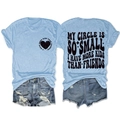 T-shirt bleu clair à col rond avec texte artistique au dos et graphique coeur devant - Bleu Clair (Impression Noire)