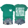 Vues avant et arrière du t-shirt vert imprimé avec un short en jean bleu délavé - Vert Foncé (Impression Blanche)