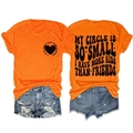 Détail du t-shirt orange avec imprimé cœur et du short en jean avec finitions effilochées - Orange (Impression Noire)