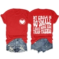 Vue à plat du t-shirt en coton rouge avec slogan et short en jean bleu délavé - Rouge (Imprimé Blanc)