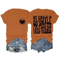 T-shirt orange à manches courtes avec slogan et short en jean vieilli sur fond blanc - Orange Brûlé (Imprimé Noir)