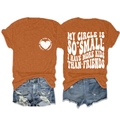 Vue avant et arrière du t-shirt orange imprimé cœur et de l'ensemble short en jean usé - Orange Brûlé (Imprimé Blanc)