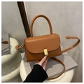 Sac à bandoulière classique marron caramel avec poignée et boucle en métal doré chic - Marron
