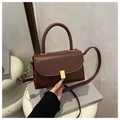 Petit sac carré rétro en cuir marron foncé avec boucle dorée et bandoulière - Marron
