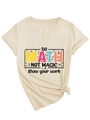 Dettaglio maglietta scollo a V con stampa DO MATH NOT MAGIC e formule matematiche - S / Sabbia (Grafica Nera)