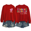 Detaillierte Vorder- und Rückansicht des roten Sweatshirts mit Student-Text und Jeansshorts - S / Rot/Weißer Druck