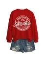 Detail von rotem Sweatshirt mit Aufdruck und zerfetzten Denim-Shorts im Set - S / Rot (Weiße Schrift)