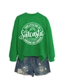 Detail von grünem Sweatshirt mit Sonnengrafik und distressed Denim-Shorts im Set - S / Grasgrün (Weiße Schrift)