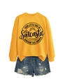 Tenue à plat d'un sweat jaune avec texte et short en jean bleu délavé et déchiré - Jaune (Police Noire)