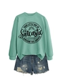 Détail du sweat vert menthe avec inscription et du short en jean bleu délavé troué - Vert Clair (Texte Noir)
