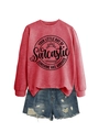 Détail d'un sweat corail avec imprimé soleil et short en jean bleu foncé délavé - Rouge (Police Noire)