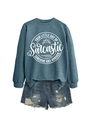 Détail du sweat bleu à col rond avec texte imprimé et short en jean vieilli - Bleu (Police Blanche)