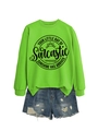 Vue à plat d'un sweat vert néon avec texte soleil et short en jean bleu délavé troué - Vert Néon (Police Noire)